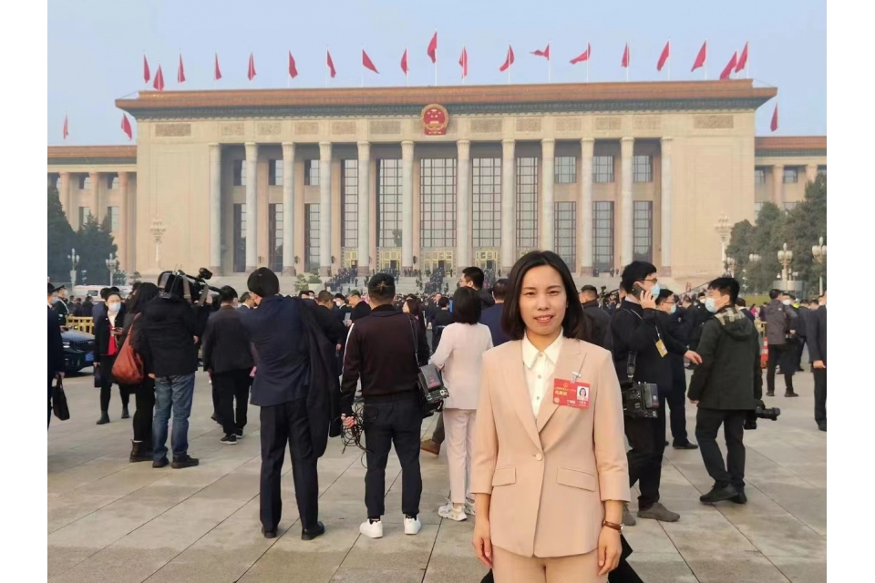 全国人大代表、德州恒丰集团高级技师王晓菲.jpg