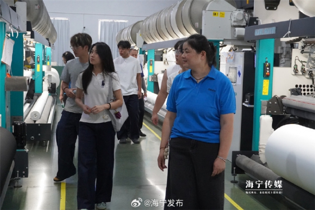 海宁华纬纺织为职工子女发放升学奖学金2.jpg