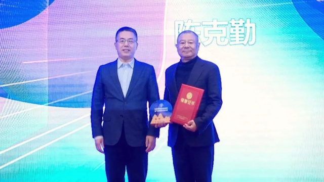 董奎勇为新当选会长陈克勤颁发证书.jpg
