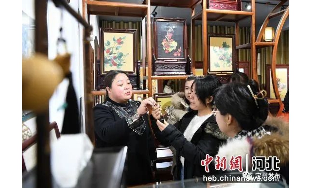 定州缂丝第八代非遗传承人程苗欣为学员讲解缂丝制作技能.jpg