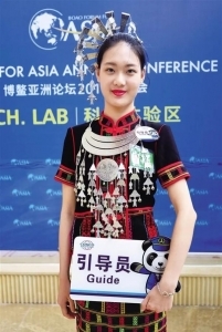 博鳌亚洲论坛2018年年会上身穿黎锦旗袍礼服的引导员.jpg